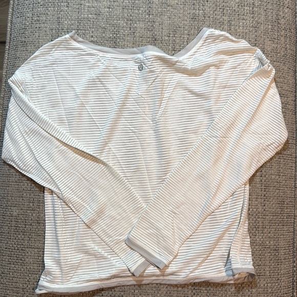 27. Lululemon Long Sleeve Race Length Sheer White Gray Stripe sz2 - Picture 1 of 4